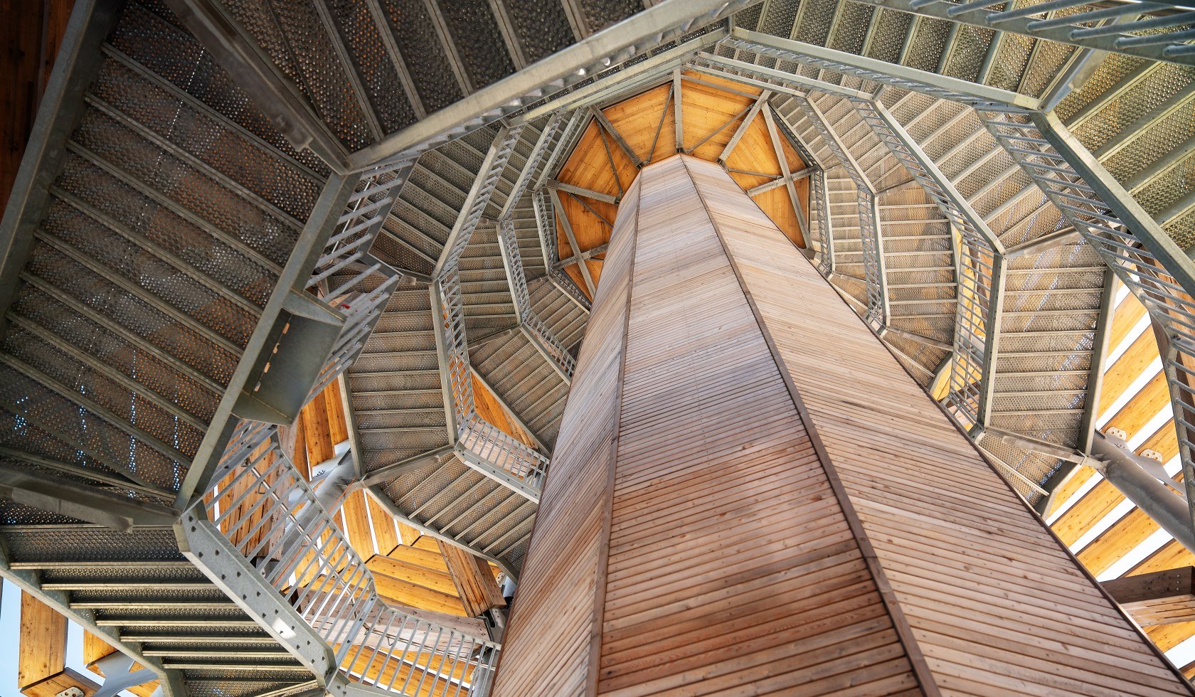 Blick auf die Wendeltreppe zum Aufstieg im Harzturm., © TourismusMarketing Niedersachsen GmbH / Nico Mußmann