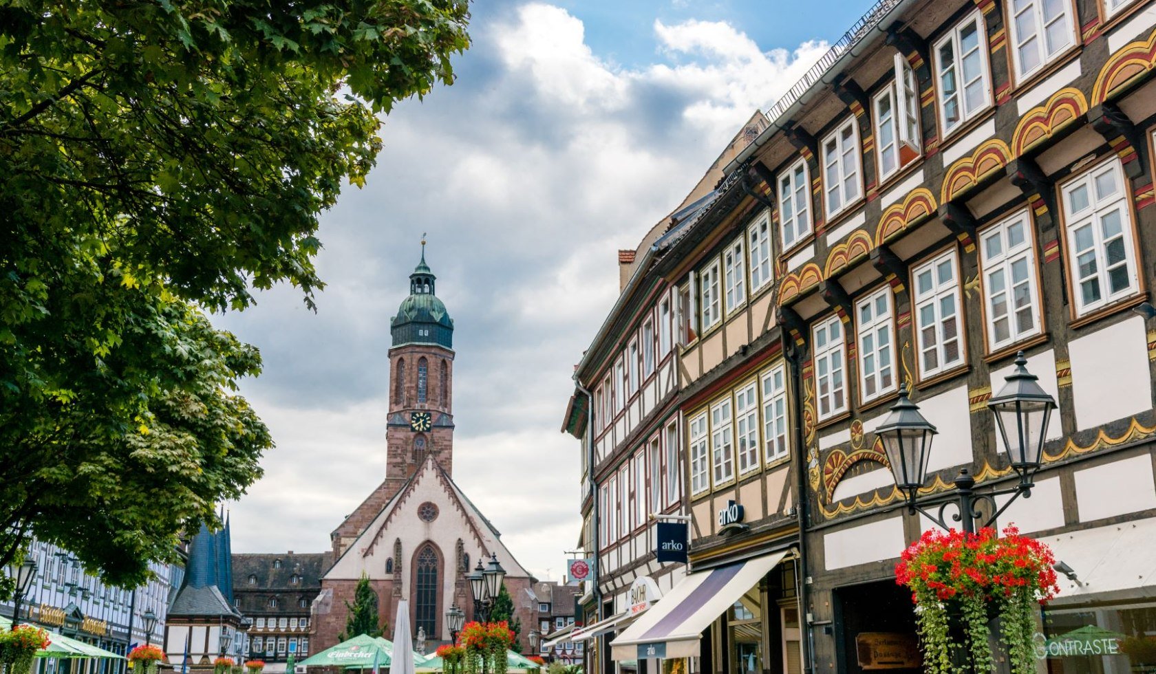 Blick auf Einbecks Marktplatz mit Kirche und Fachwerkshäusern, © Tourist Info Einbeck/ Daniel Li