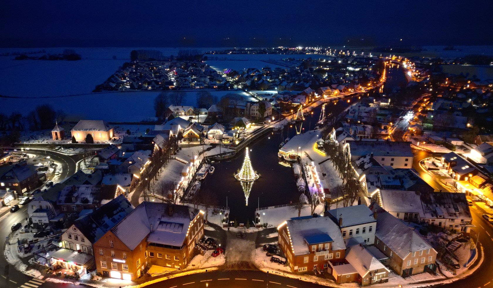 Blick auf den Wintermarkt im Hafenbecken von Carolinensiel, © Nordseebad Carolinensiel-Harlesiel GmbH/Nordseebad Carolinensiel-Harlesiel GmbH